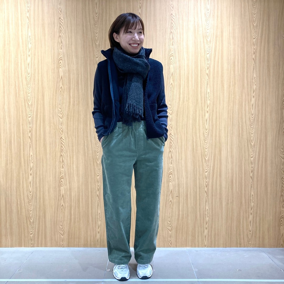 ダークグレーのタートルネック、チャコールグレーグレーの大判ストール、ダークネイビーのボアフリースベスト、スモーキーグリーンのコーデュロイパンツ