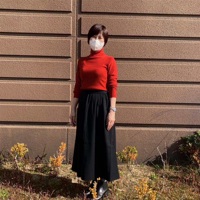 婦人　洗えるウールハイゲージリブタートルネックセーターのコーデ
