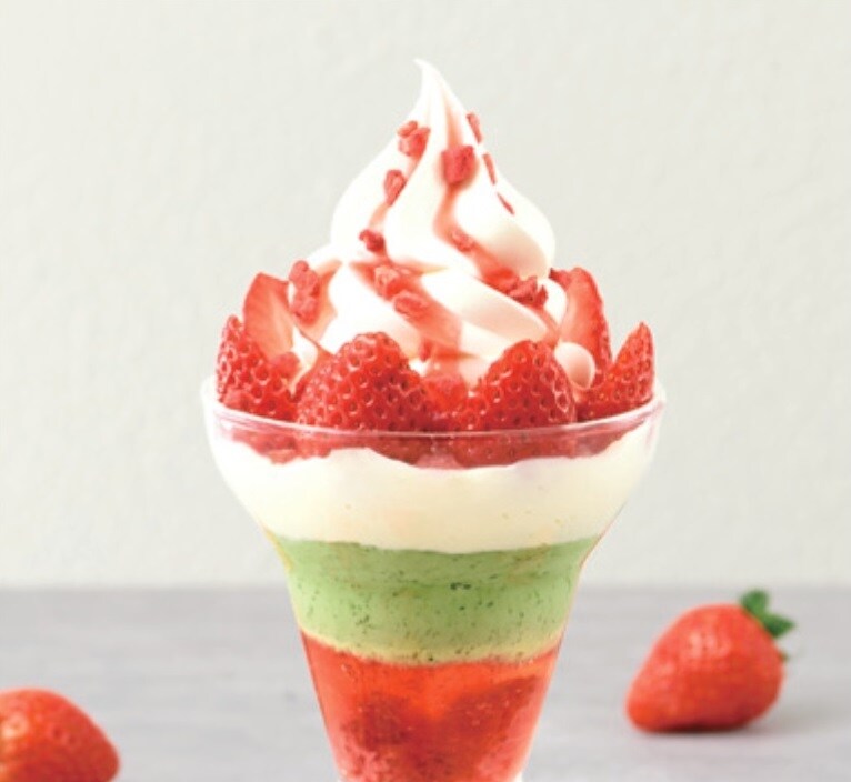 いちごと抹茶クリームのパフェ