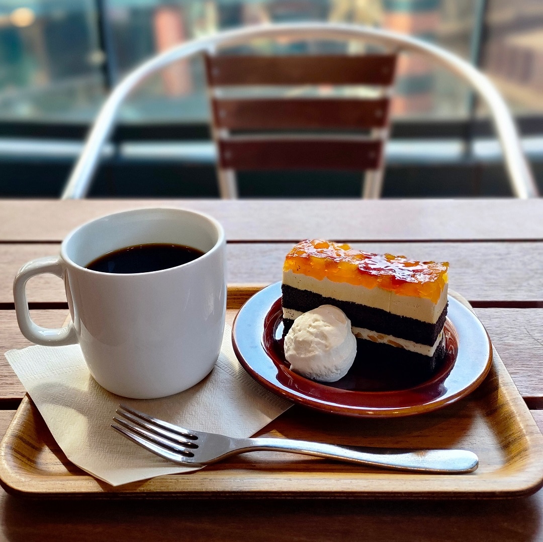 りんごケーキとホットコーヒー