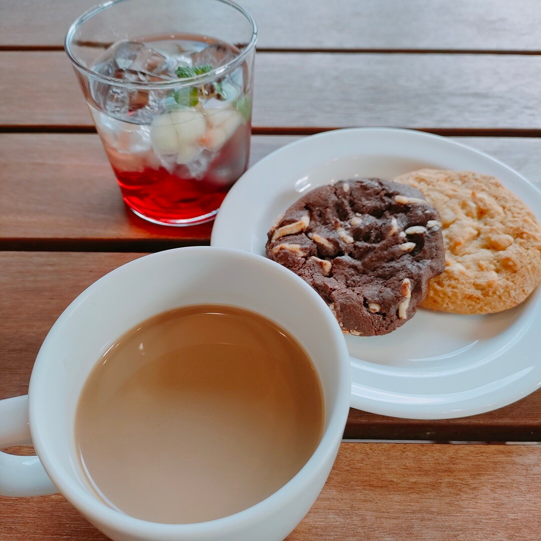 クッキー二種、玄米茶ラテ、ザクロソーダ