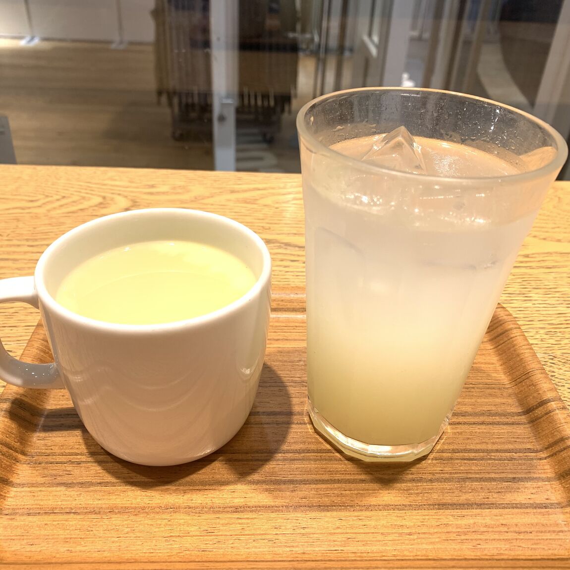左からホット柚子、柚子スカッシュ
