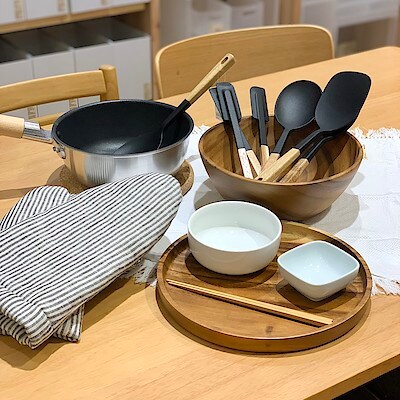 【新百合丘オーパ】暮らしになじむ木柄キッチンスツール