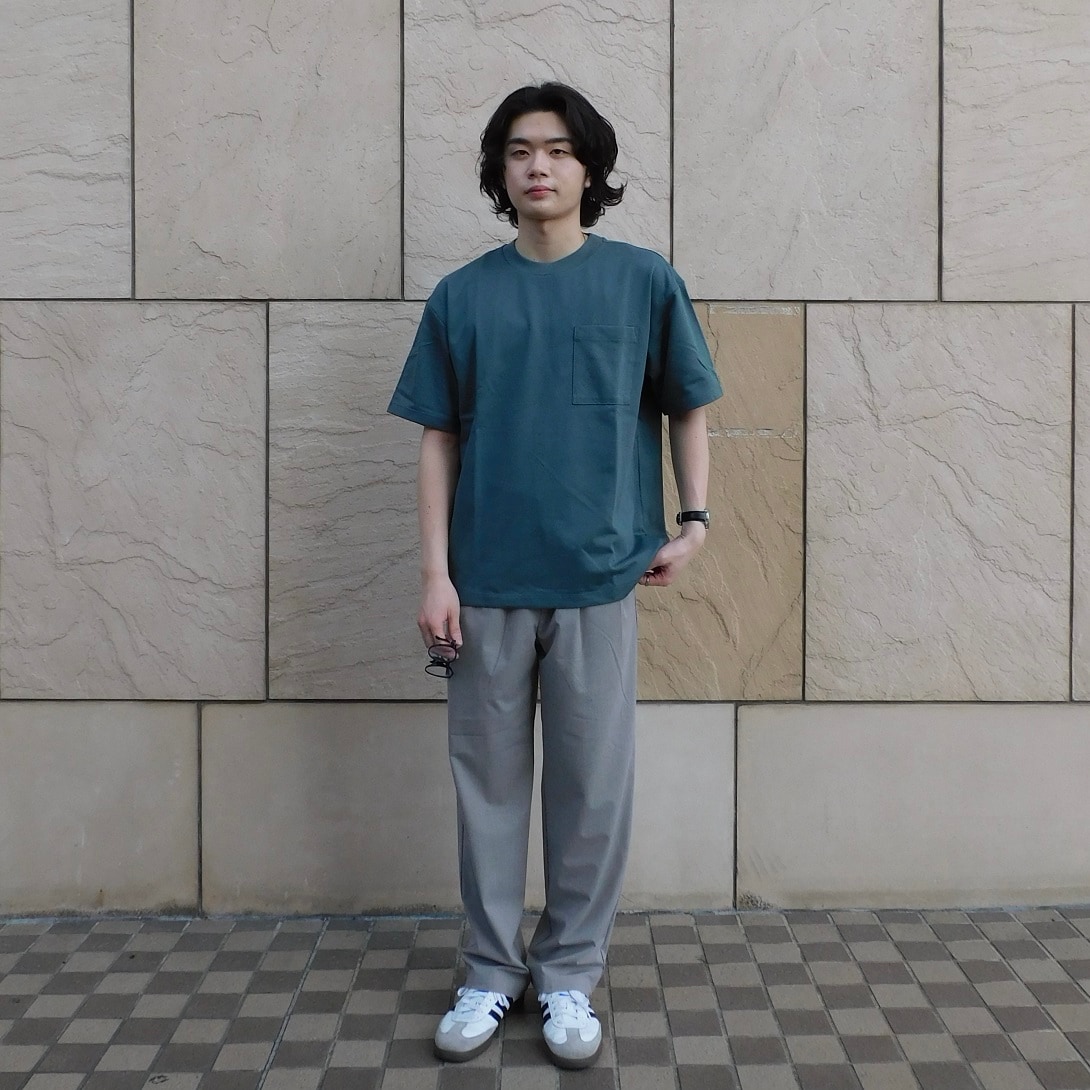 商品を着用して立っている男性