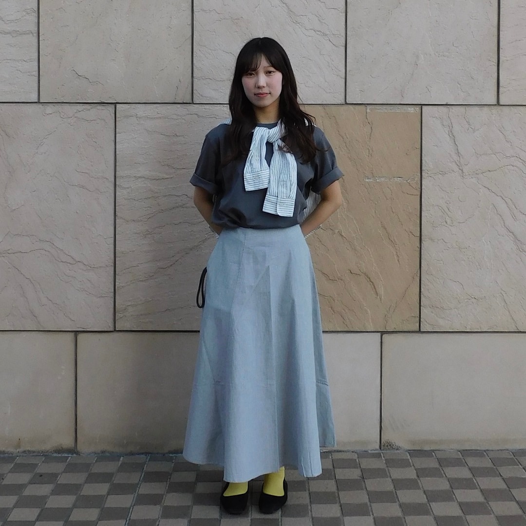 商品を着用して立っている女性