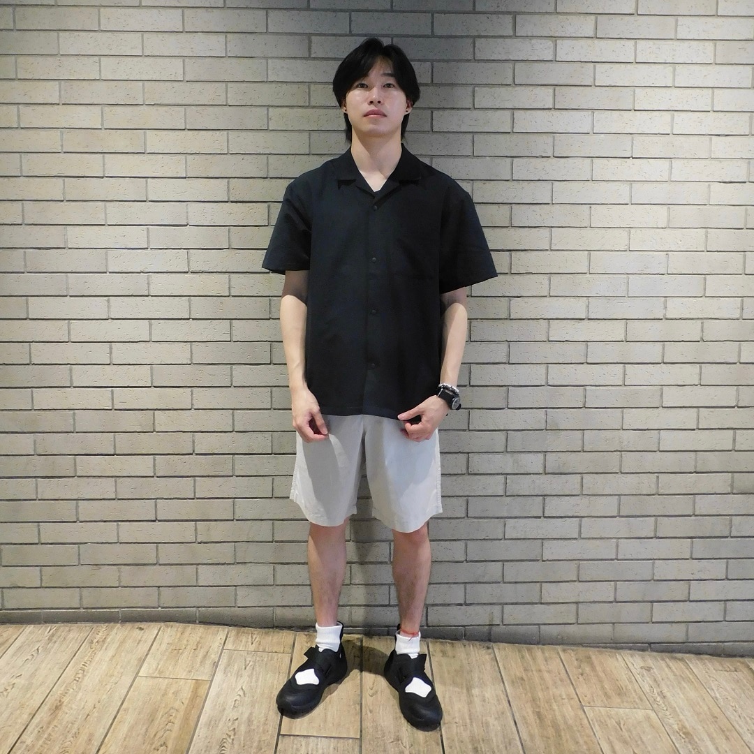 商品を着用して立っている男性