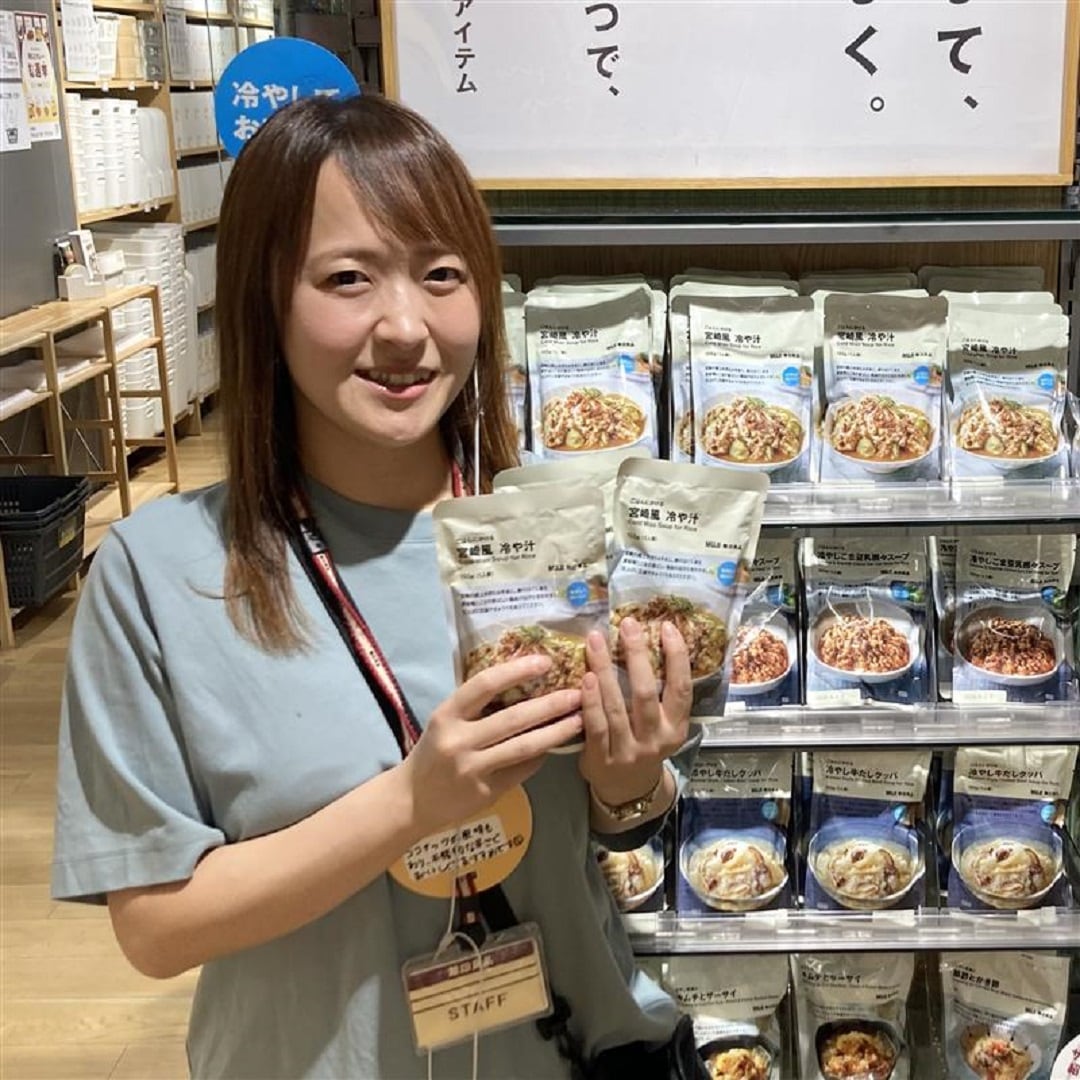 スタッフが冷や汁を持っている