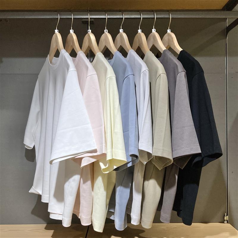 全カラーのＴシャツがハンガーにかかっている