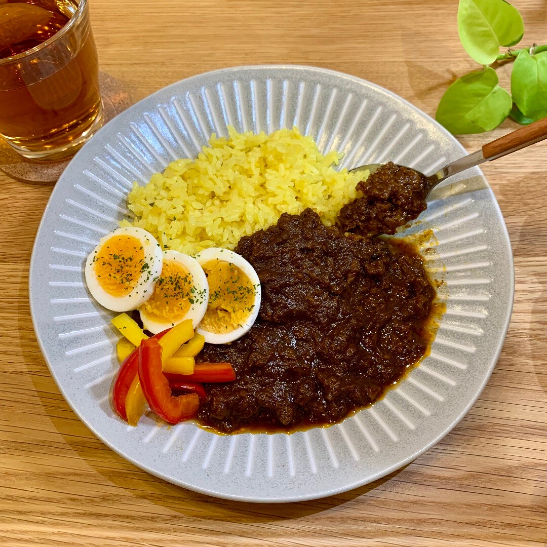 【MUJIcom草加ヴァリエ】カレーをスプーンですくっている画像