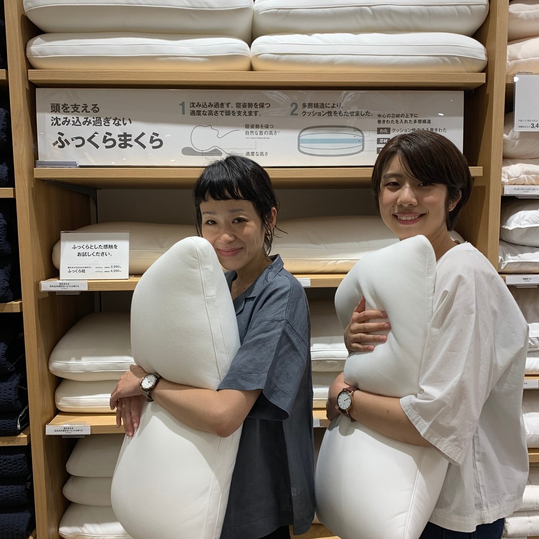 【テラスモール松戸】枕を持っている写真