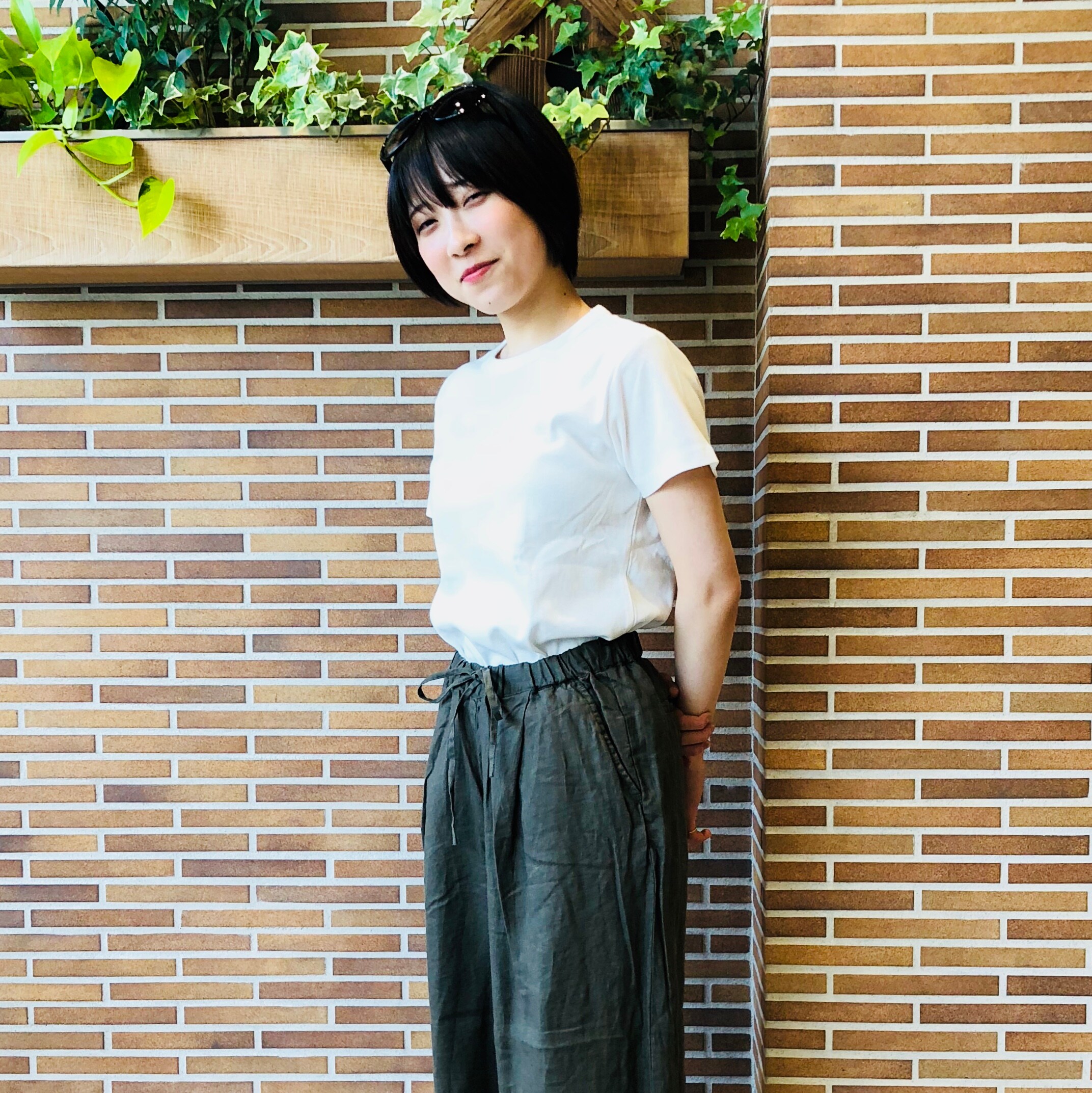 キービジュアル画像：スタッフの白Ｔシャツコーデ３