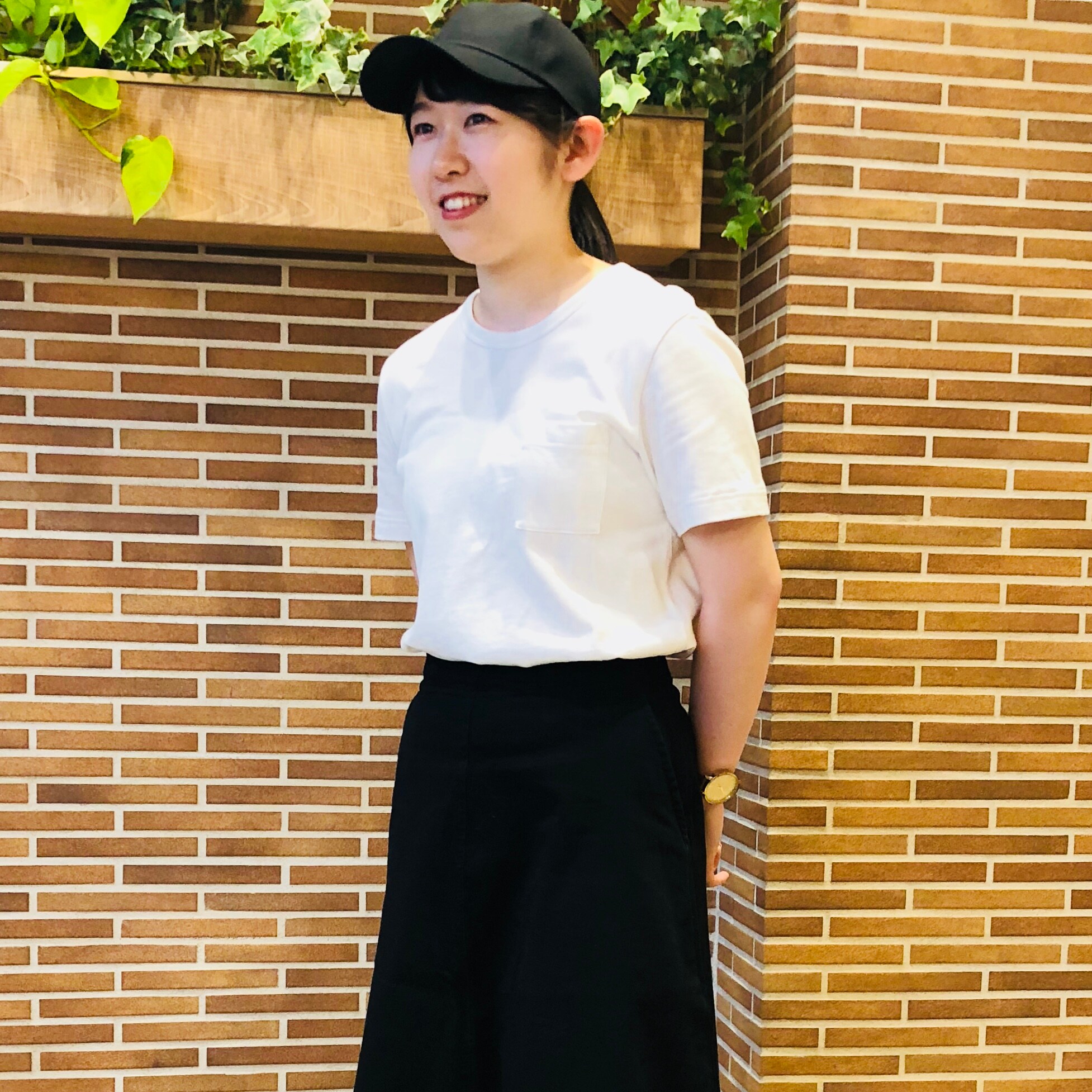 キービジュアル画像：スタッフの白Ｔシャツコーデ５