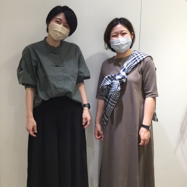新商品を着た二人