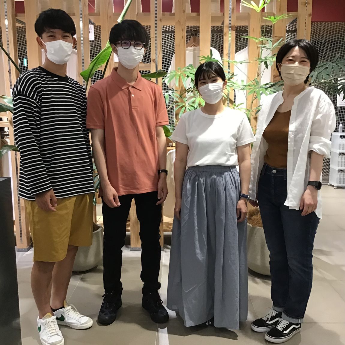 カラフルな洋服四人