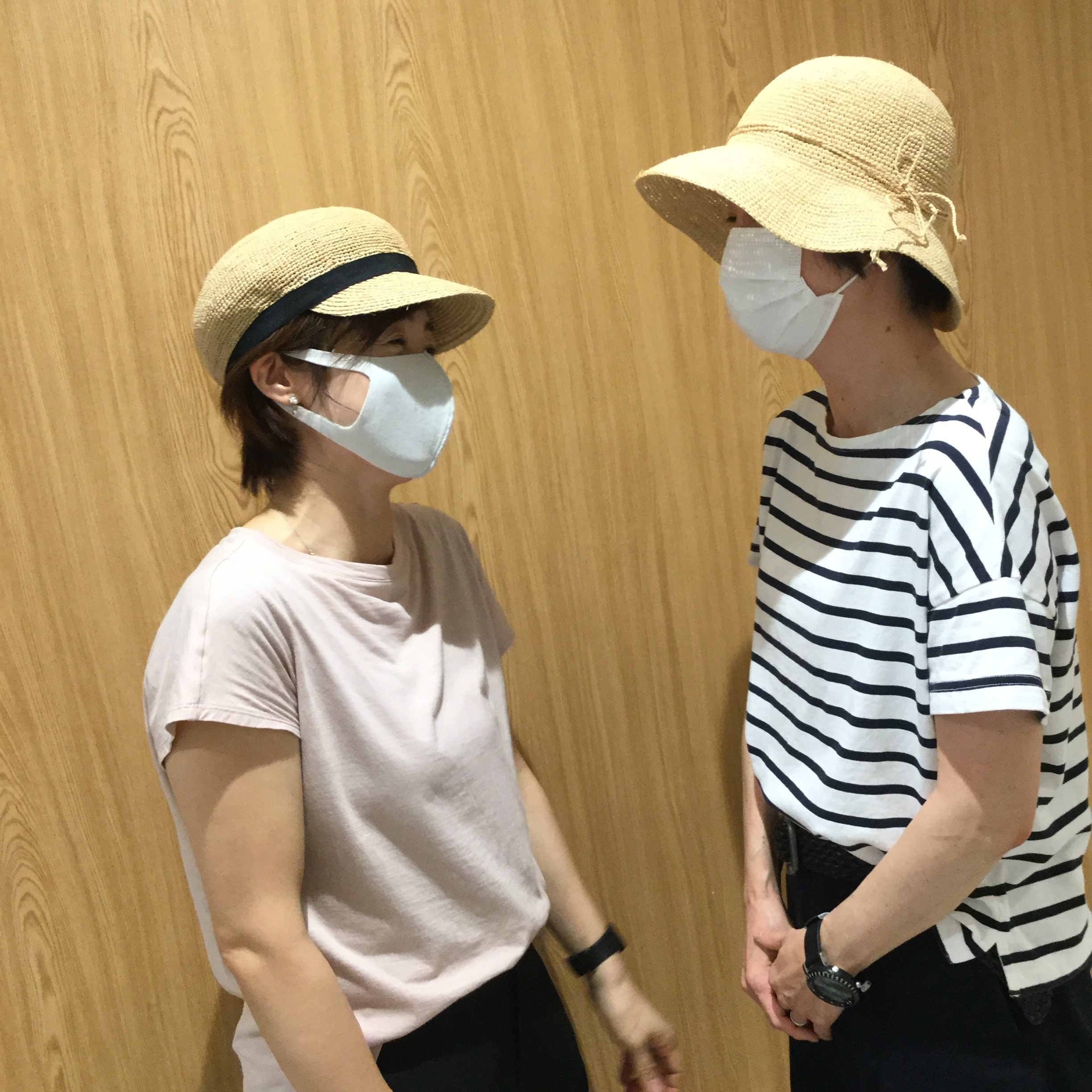 ラフィアの帽子談笑