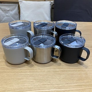 【オアシスタウンキセラ川西】目盛り付き　保冷保温　蓋付きマグカップ