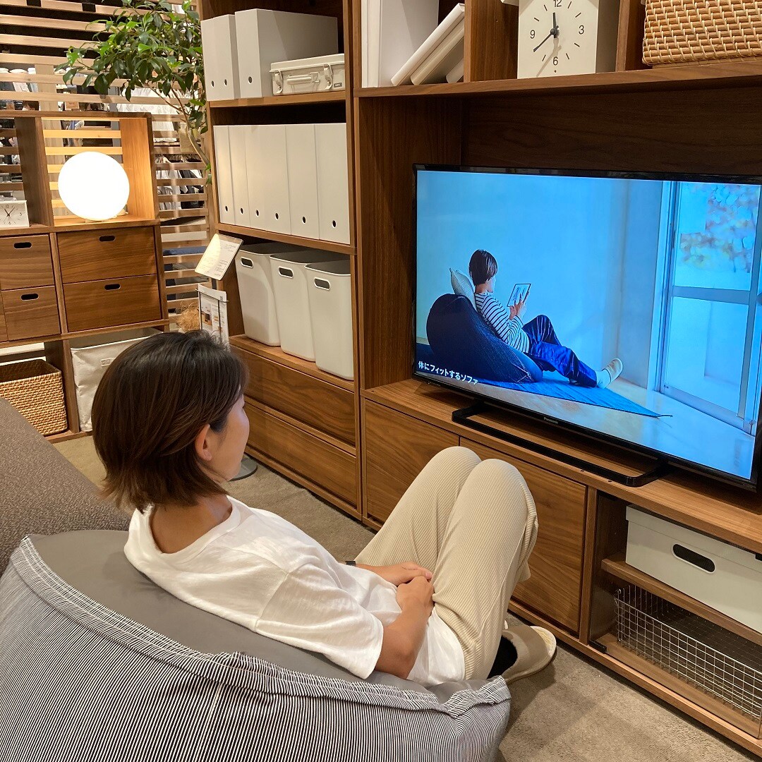 体にフィットするソファでくつろぐ写真