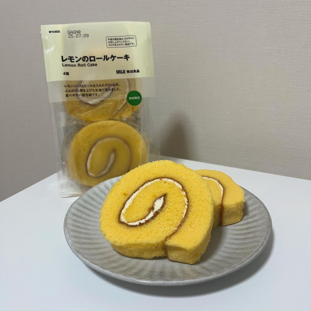 レモンのロールケーキ　全体とカット