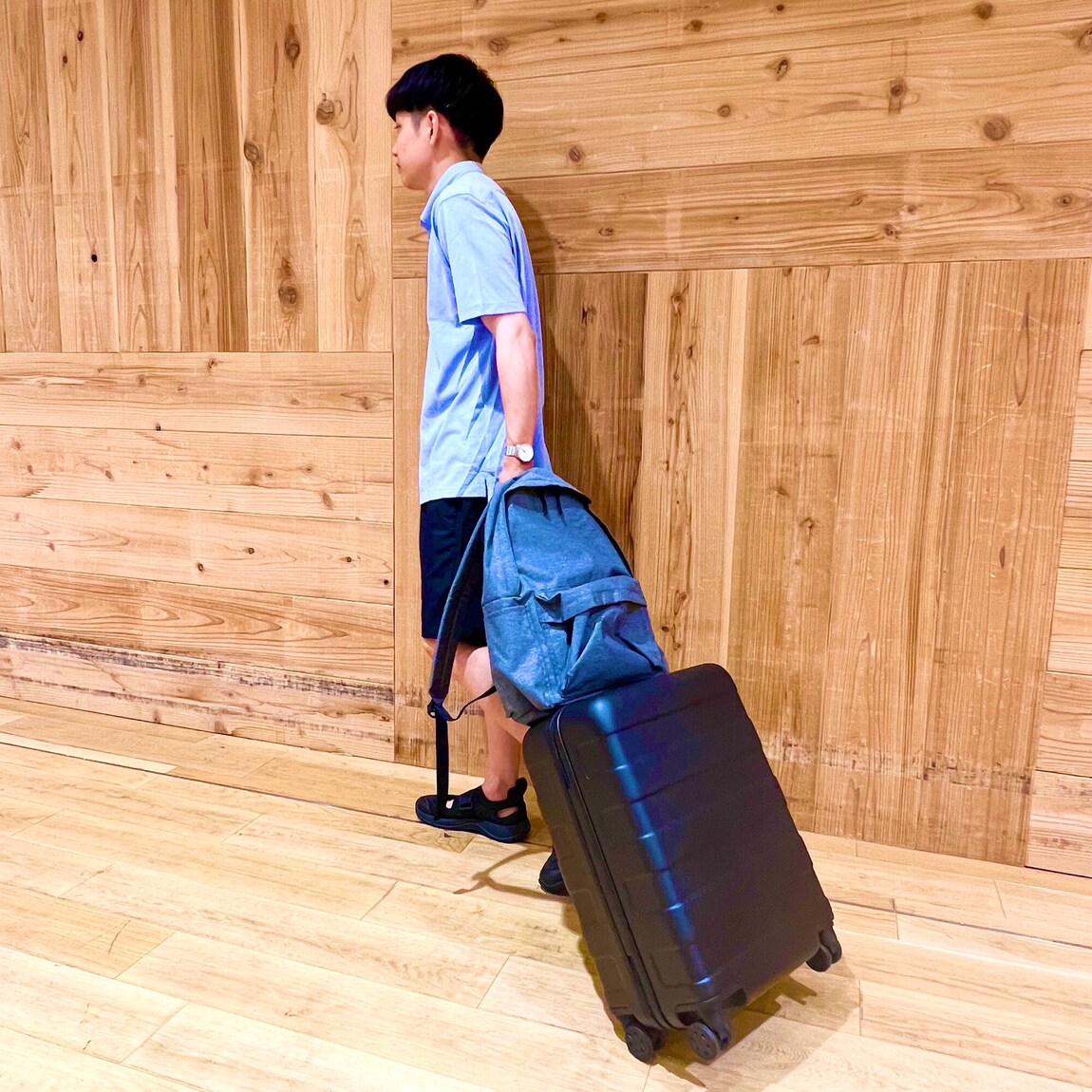 スタッフがハードキャリーをひいている写真