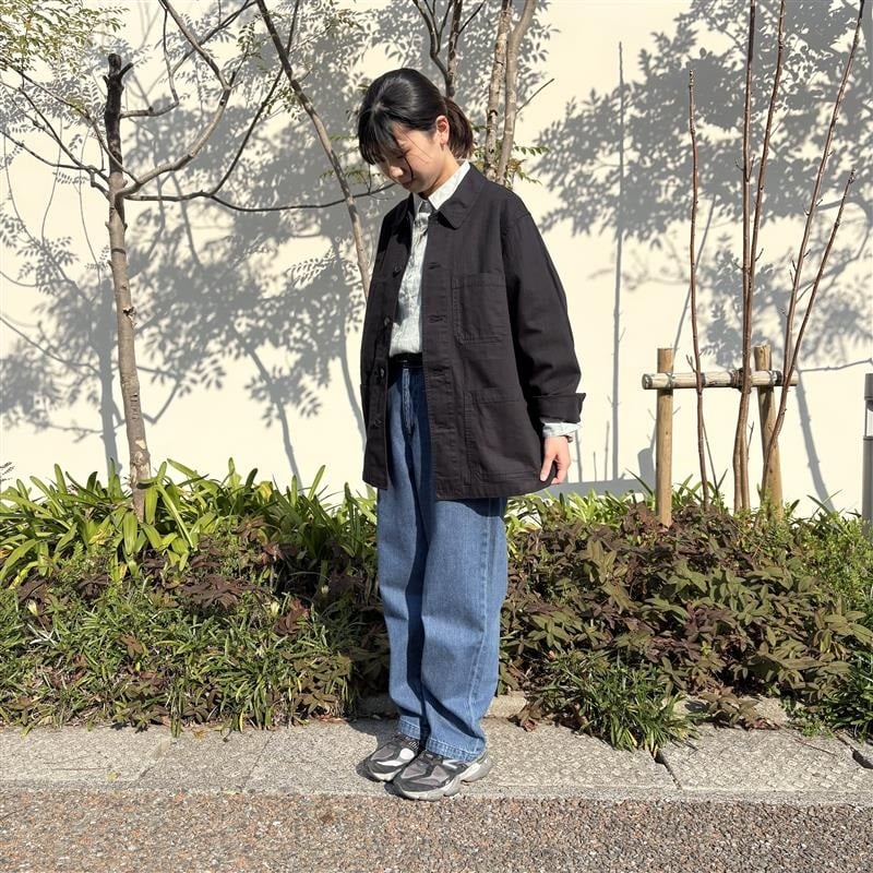 立っている女性