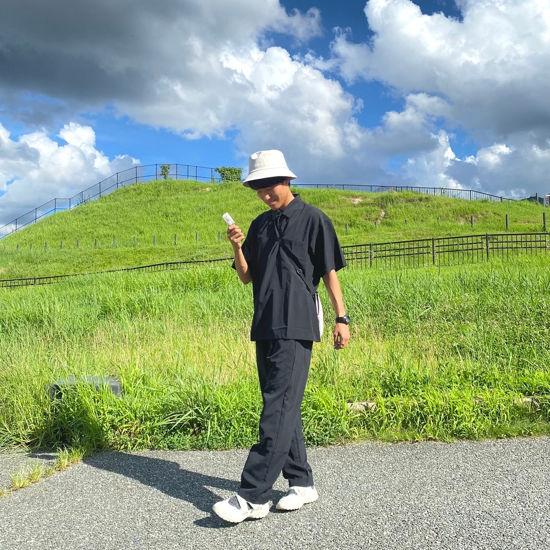 ハンディファンを持った人