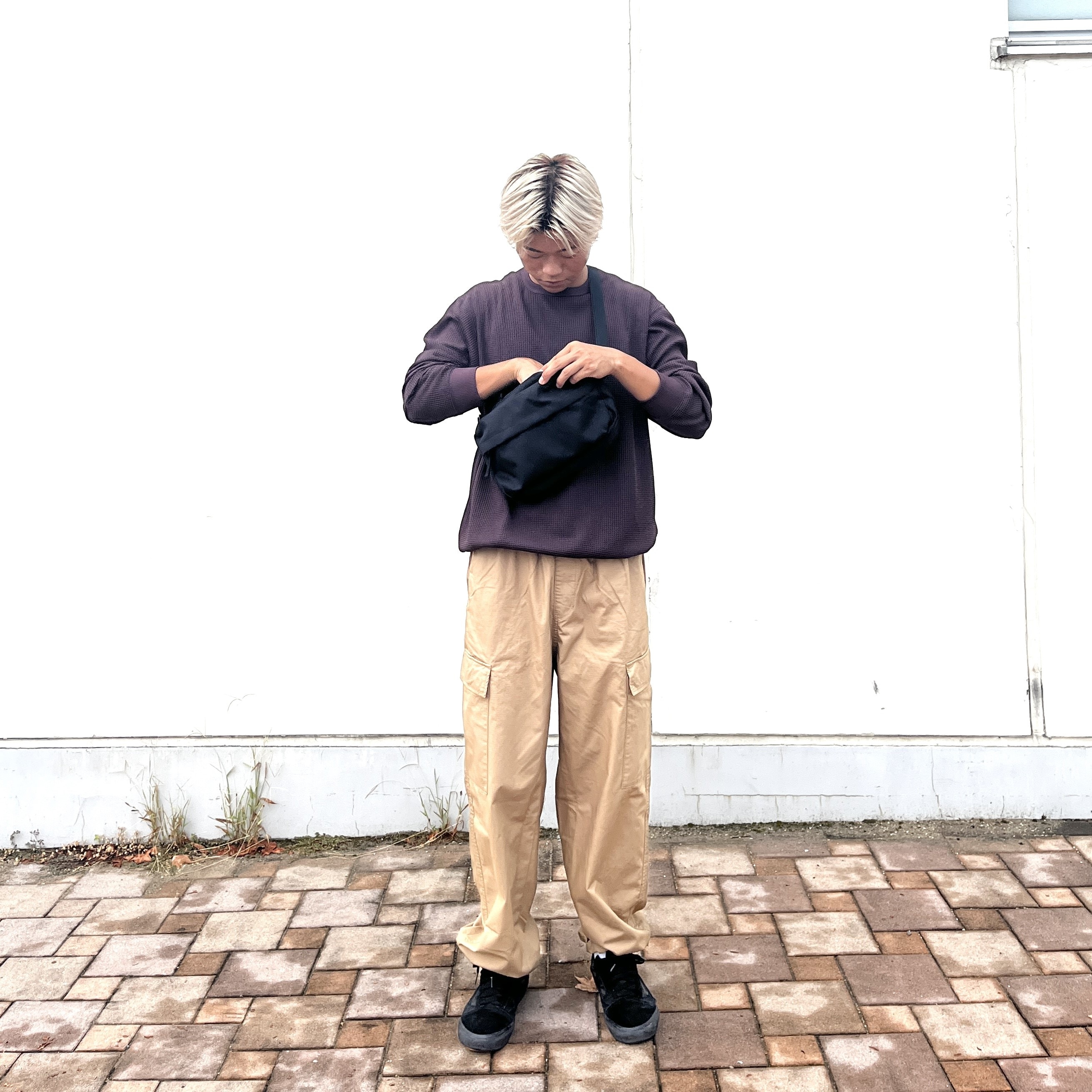 ショルダーバッグを持った男性