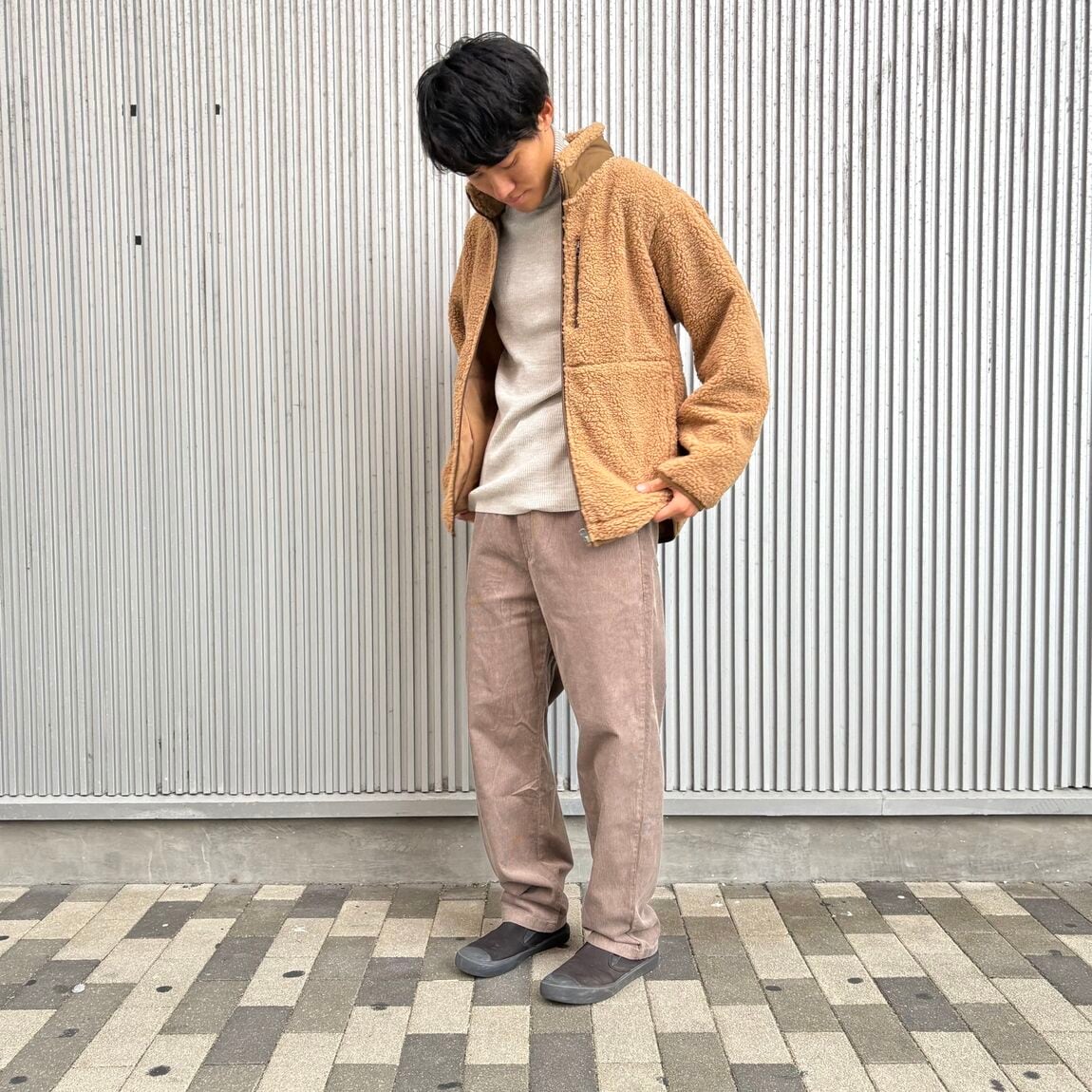 ボアフリースジャケット着用した男性