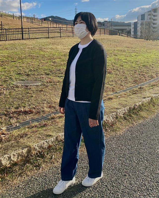 カーディガンを着用した女性