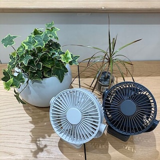【イオンモール福岡伊都】置いても使える　充電式クリップファン