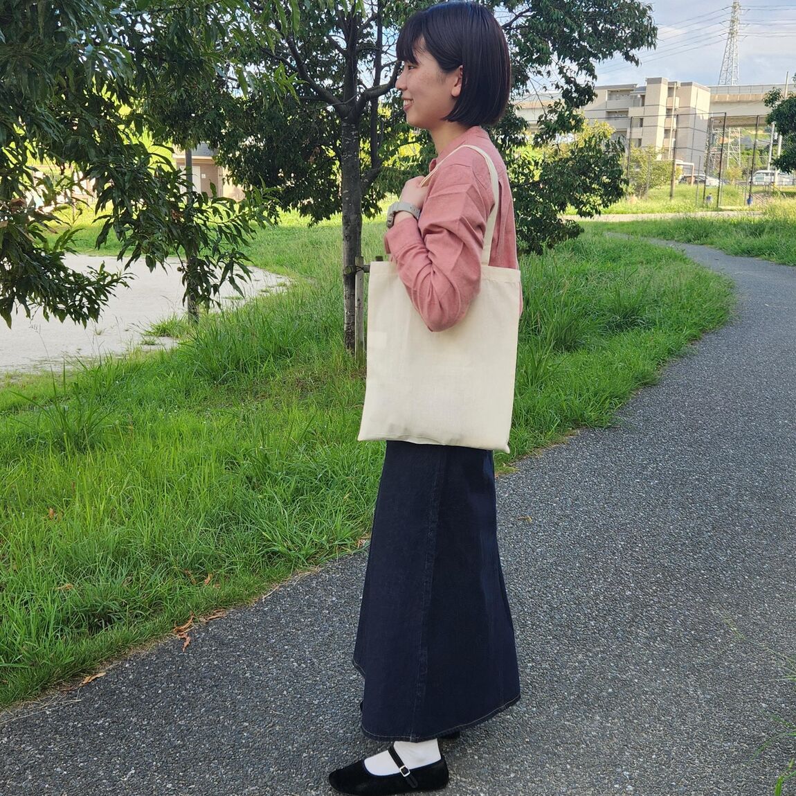 トートバッグを持った女性