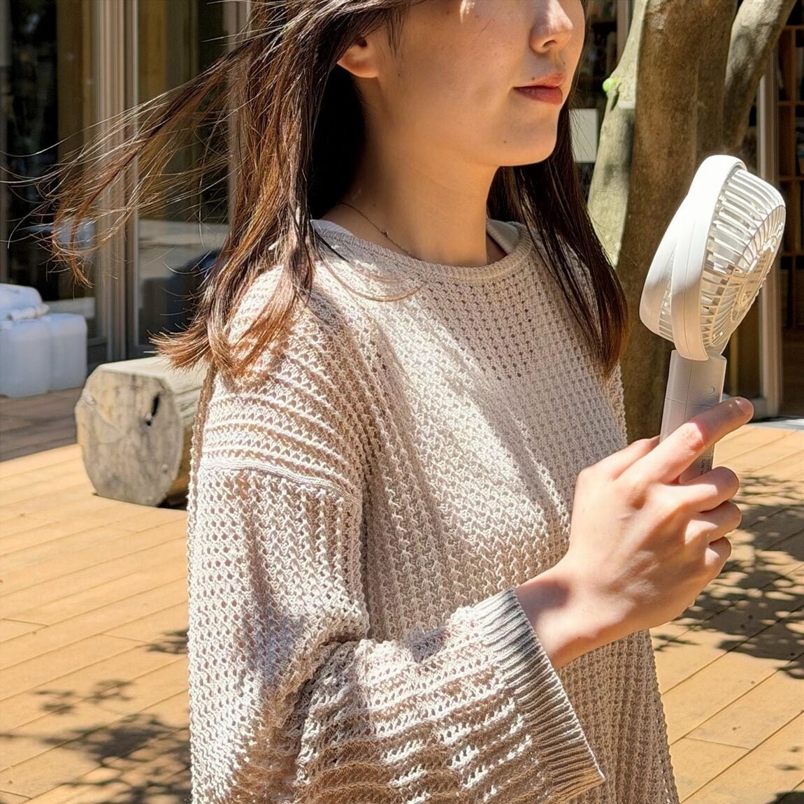 角度が変えられる充電式ハンディファン