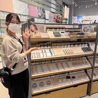 うるおいをまとって、自然なツヤ肌へ。