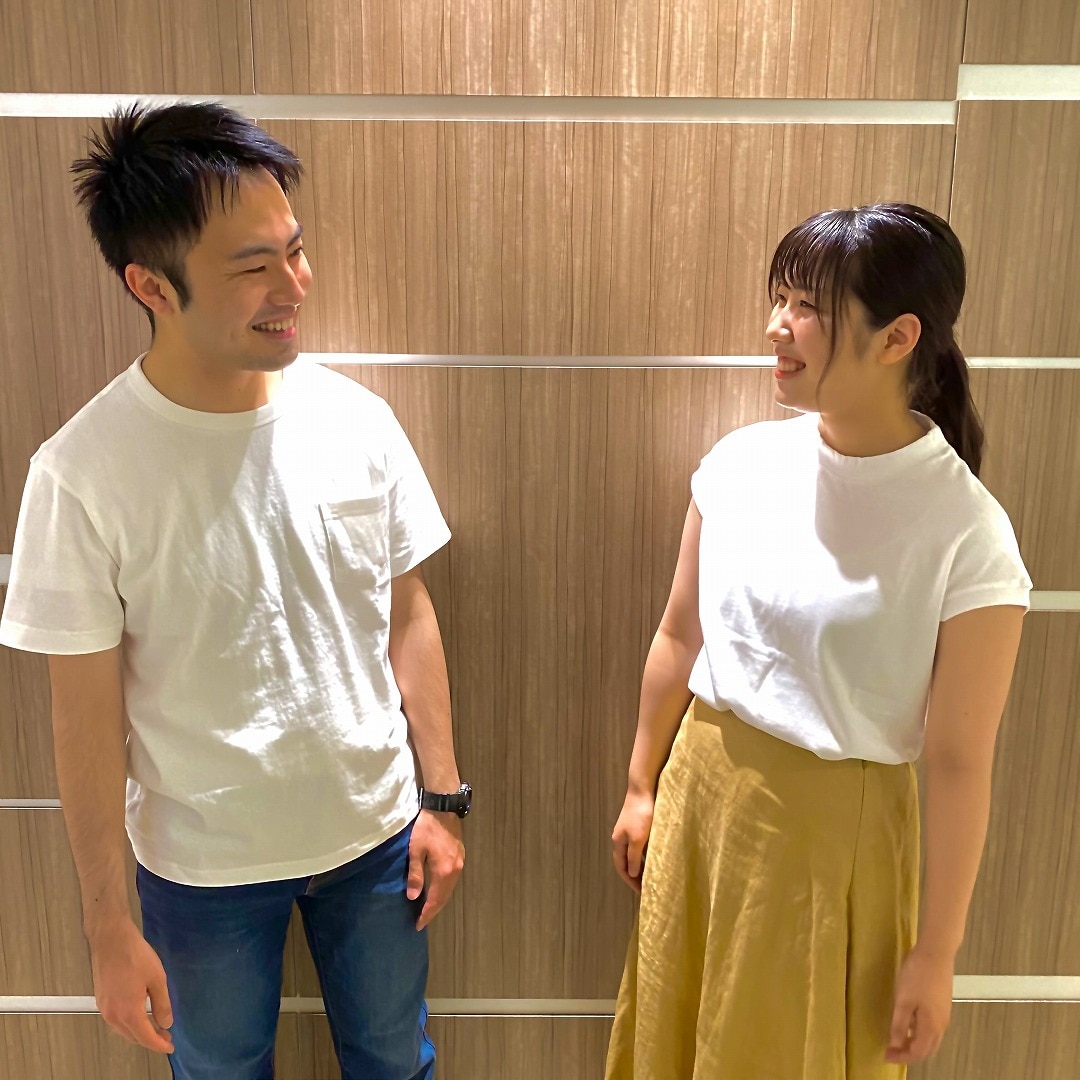 Tシャツをきて微笑む2名のスタッフ