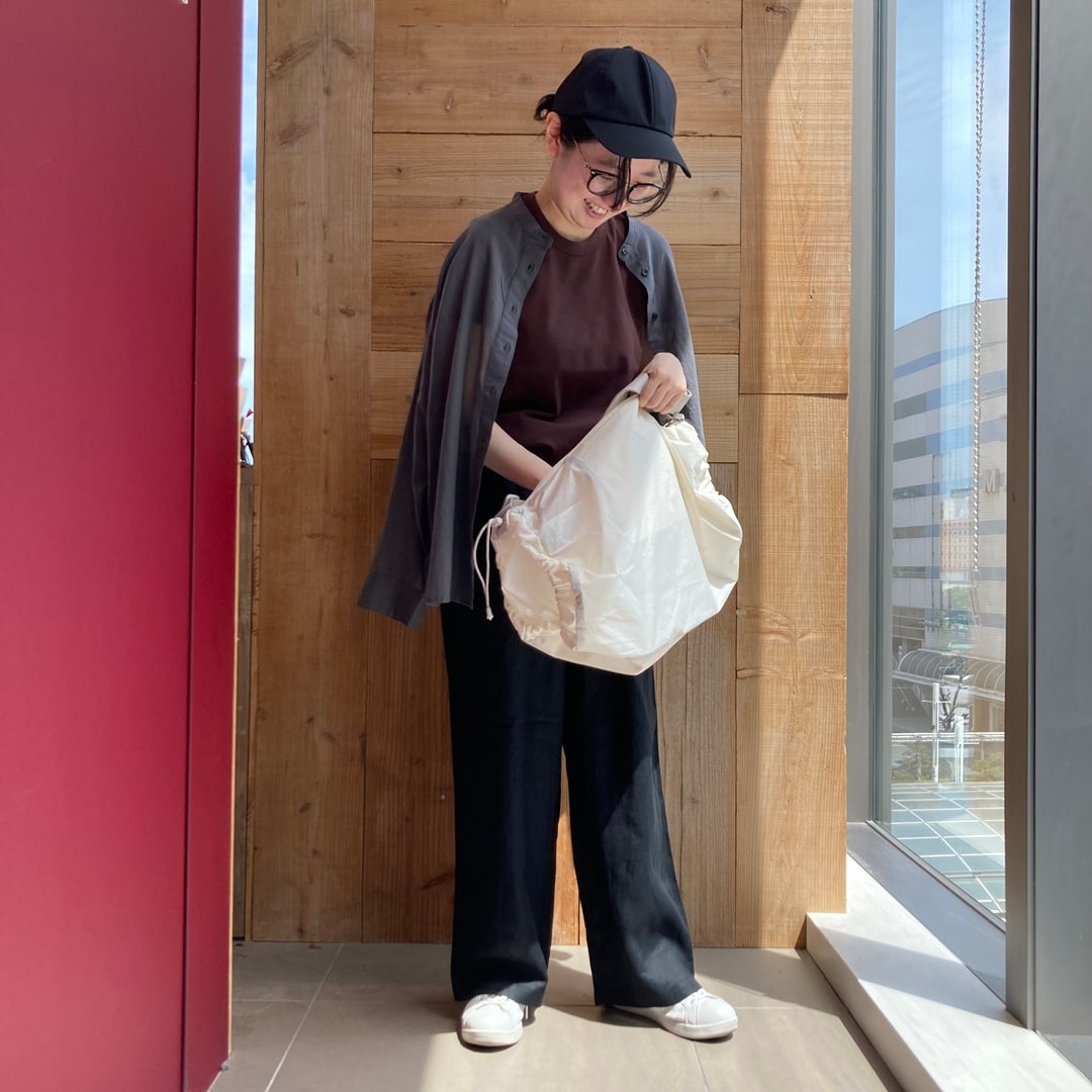 半袖Tシャツに長袖シャツを羽織っている女性