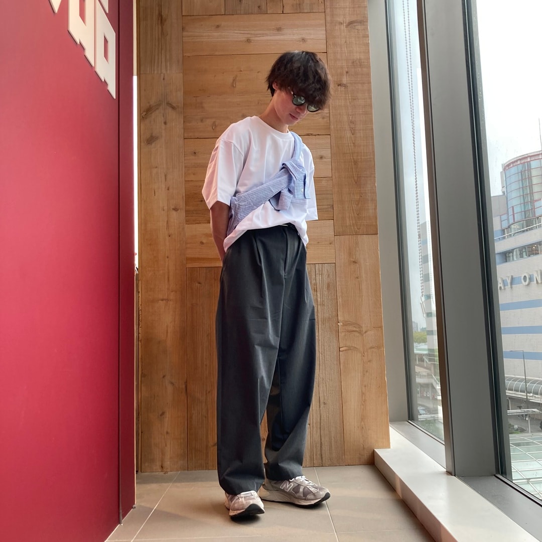 半袖Tシャツを着た男性