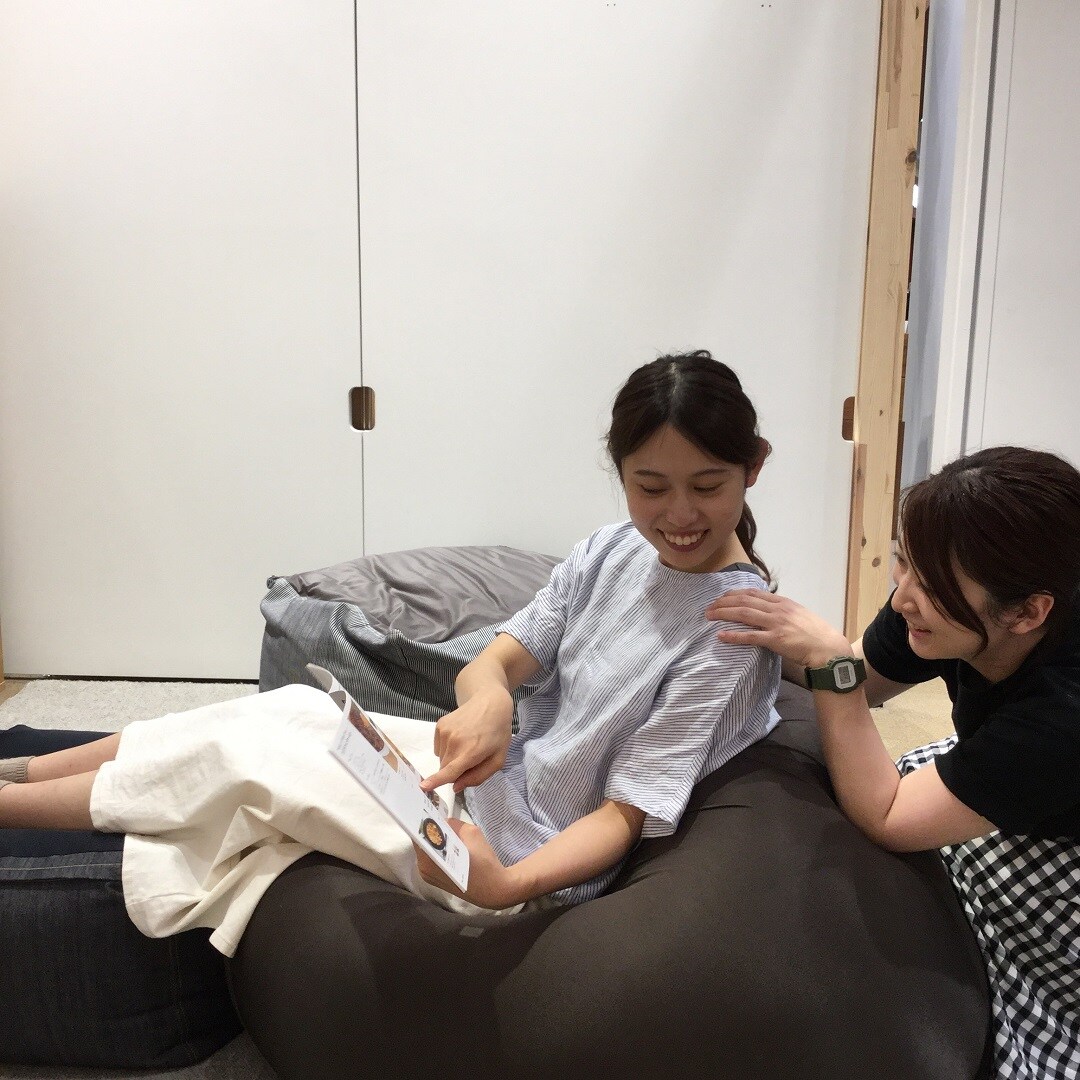 体にフィットするソファ
