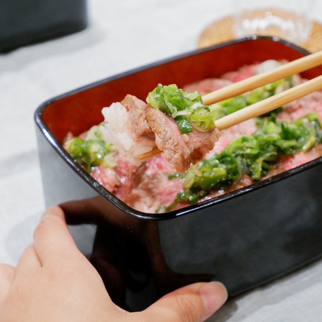 【京都山科】京檸檬で引き立つ、お肉のうま味｜ビフテキ重・肉飯　ロマン亭