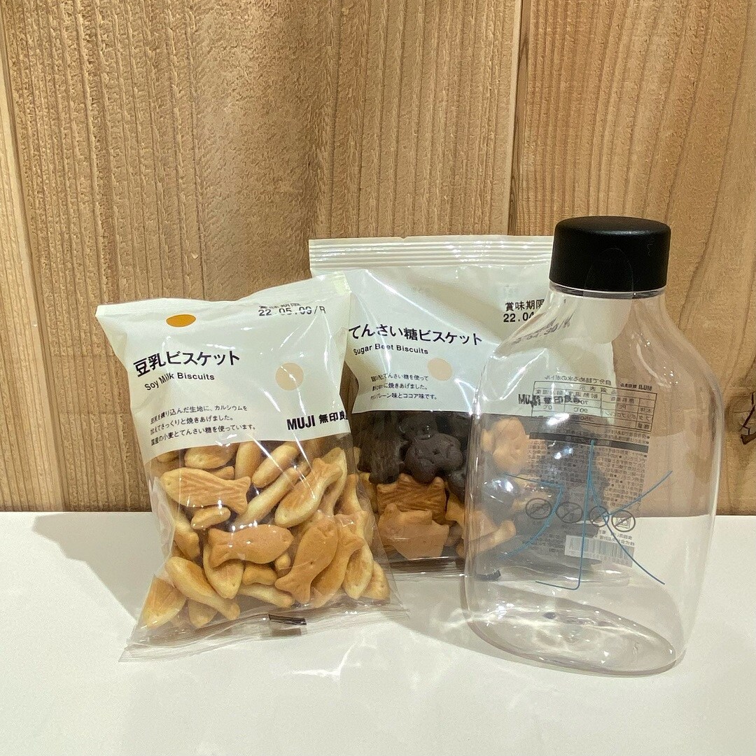 水ボトルとクッキーの写真