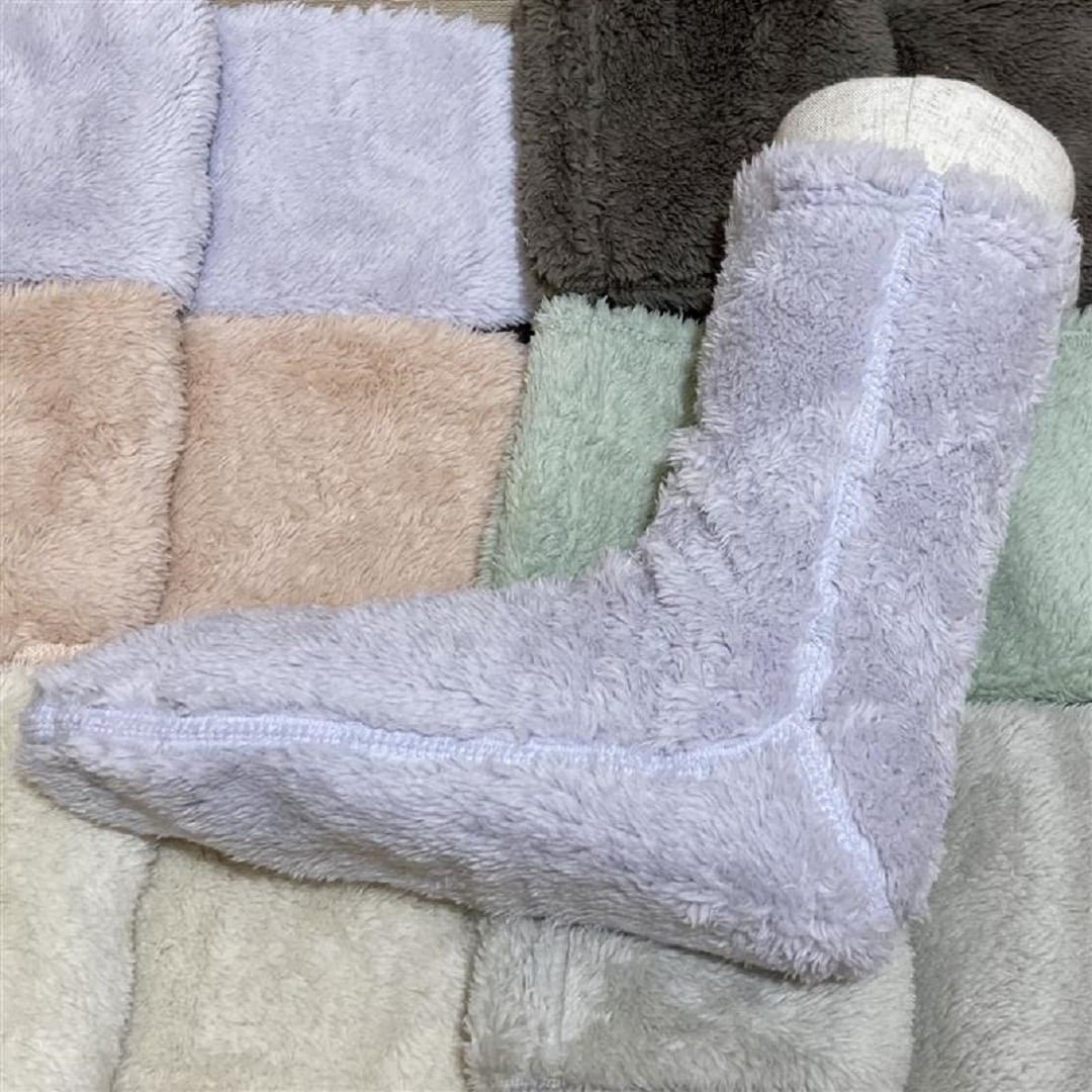 【イオンスタイル河辺】ボアフリースルームソックス全色を背景にラベンダーのルームソックスを履かせた片足のトルソーの写真