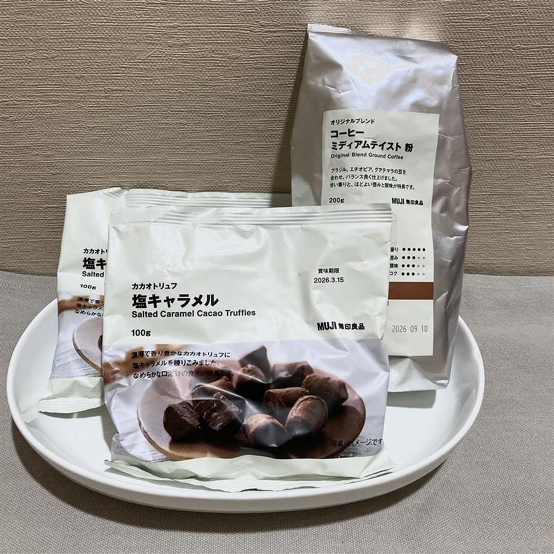 チョコとコーヒーをお皿に乗せてる画像