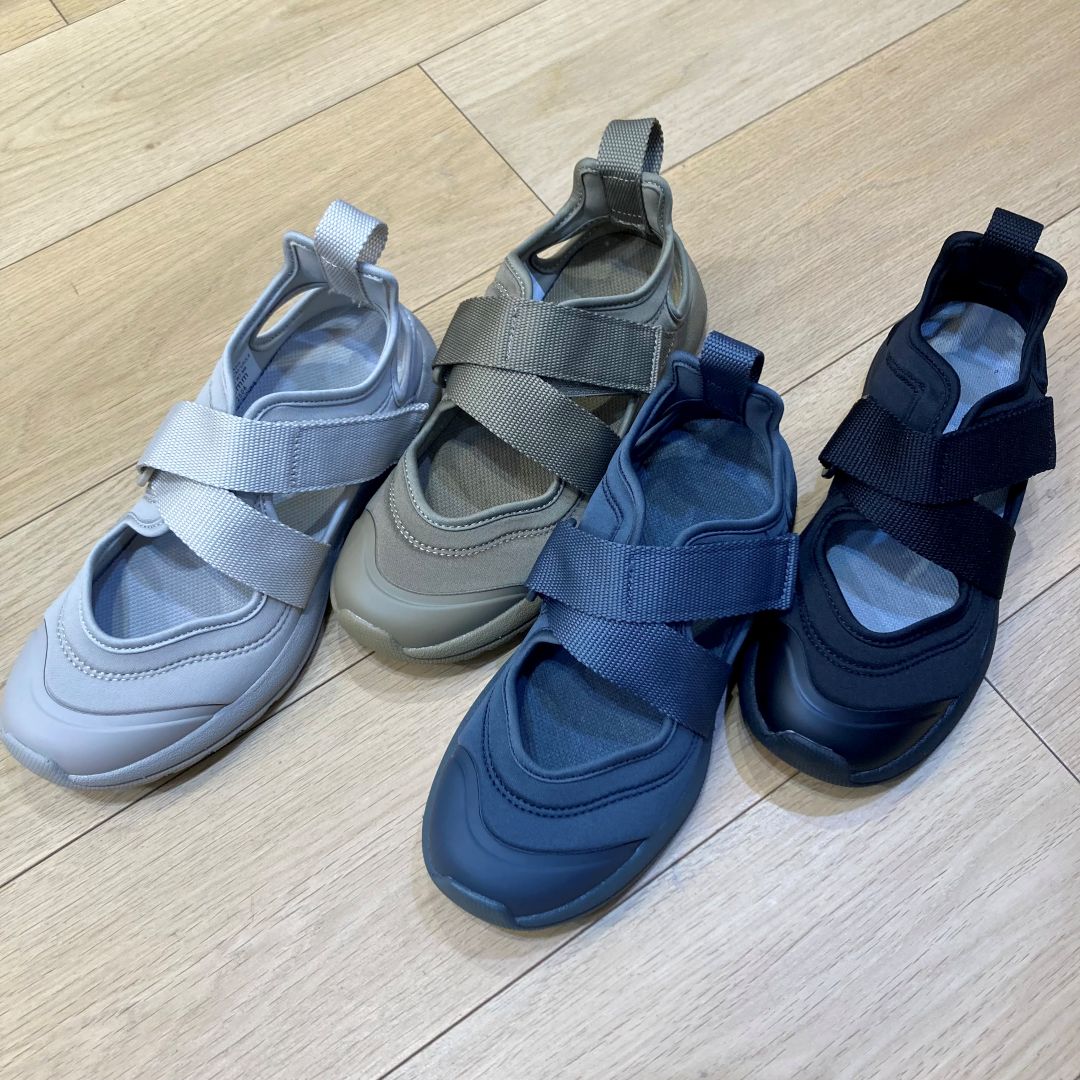 【イオンスタイル河辺】スニーカーサンダルの左足を４色斜めに並べた写真