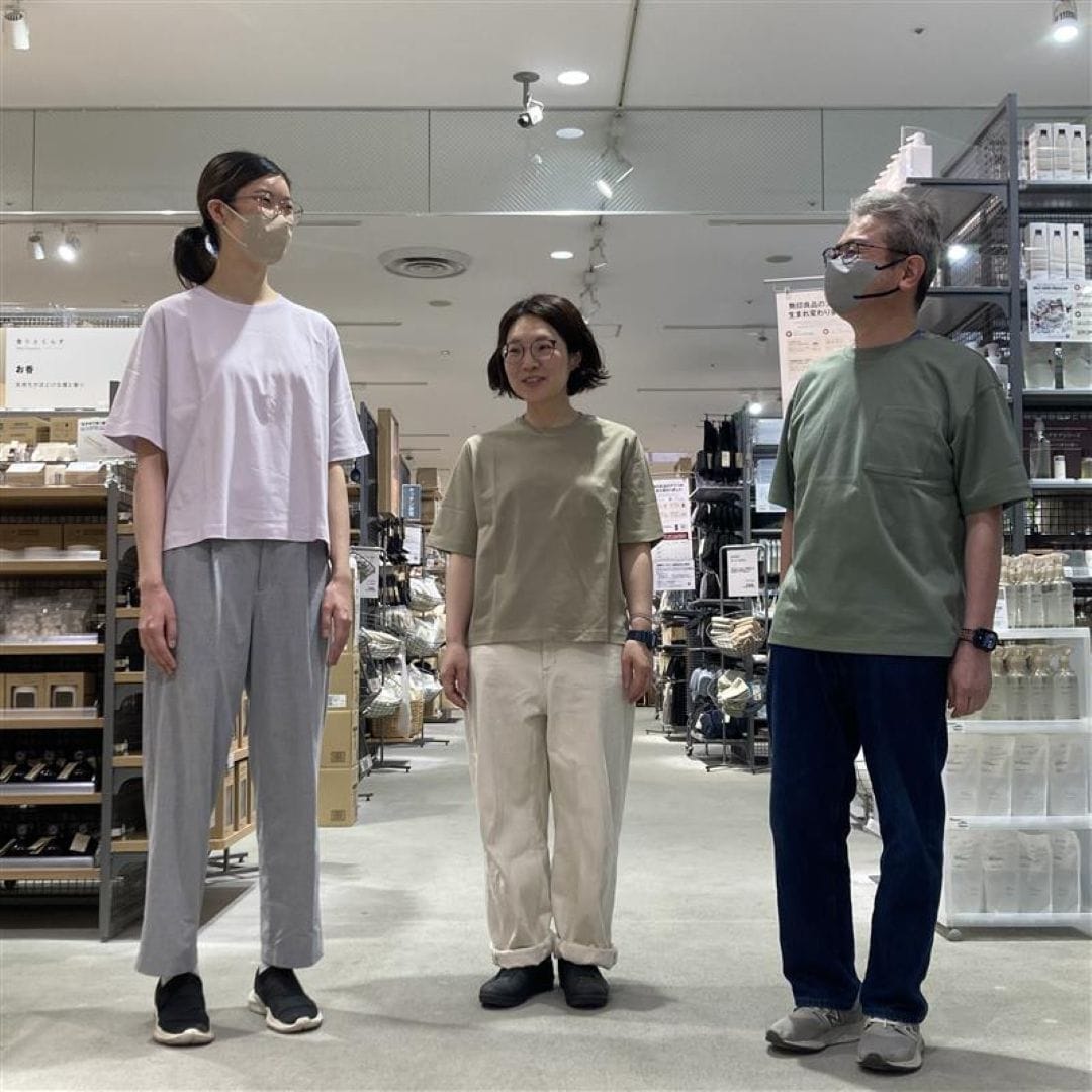 【イオンスタイル河辺】涼感Tシャツを着たスタッフ三人の正面の写真