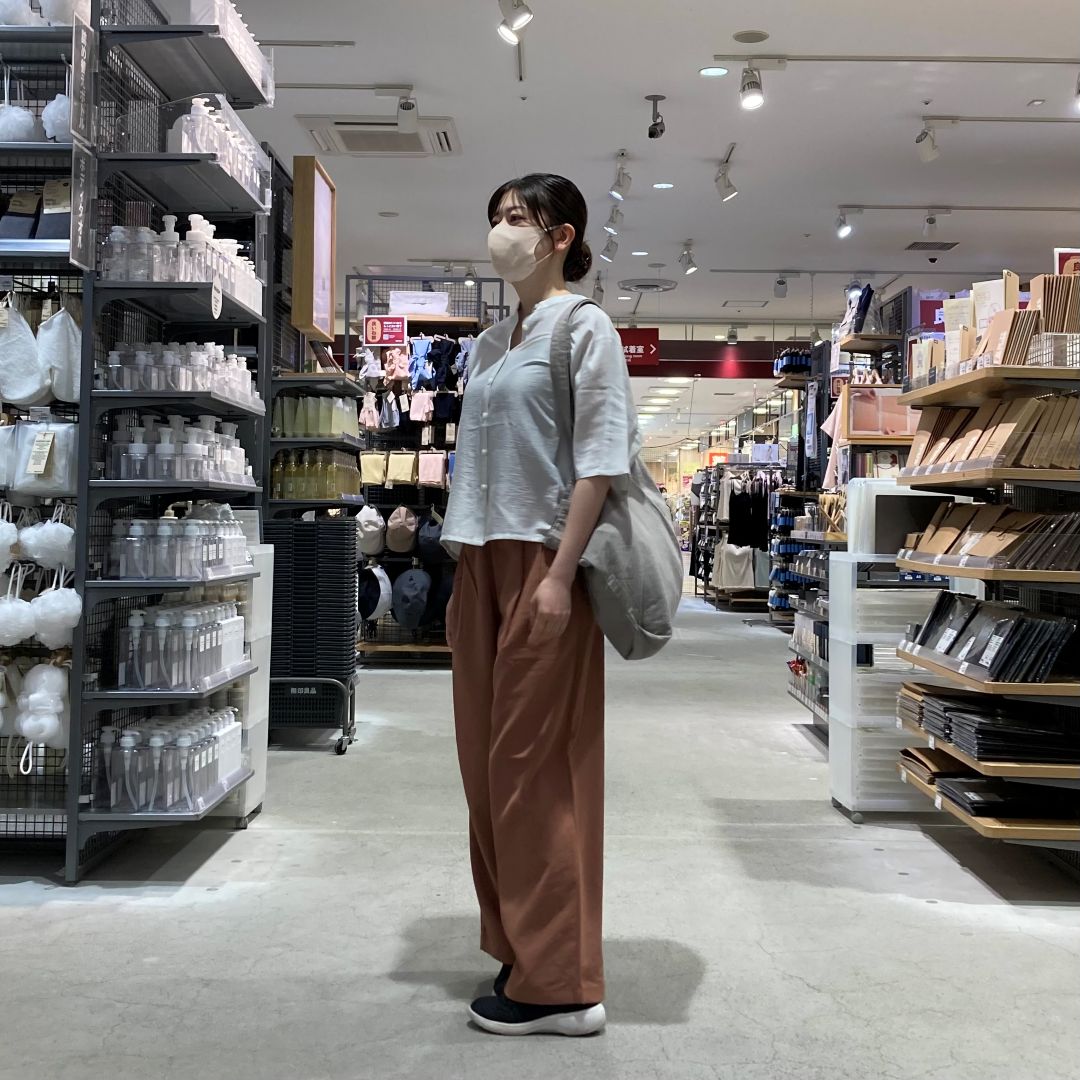 【イオンスタイル河辺】風を通すイージーパンツとなめらか五分袖ブラウスを着たスタッフの正面の写真