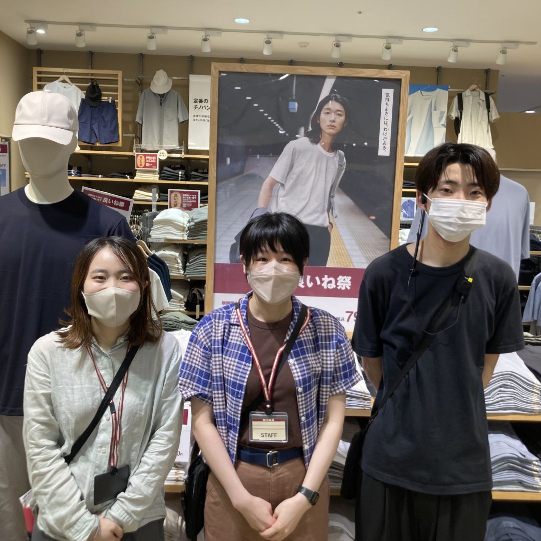 【イオンスタイル河辺】スタッフが３人並んでいる　スタッフ募集用写真