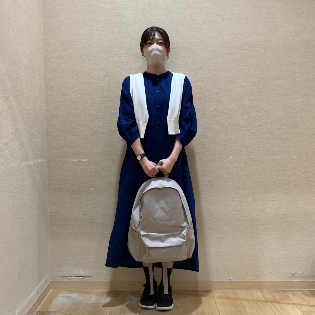 【イオンスタイル河辺】綿ピンタック七分袖ワンピースを着たスタッフの正面向きの写真