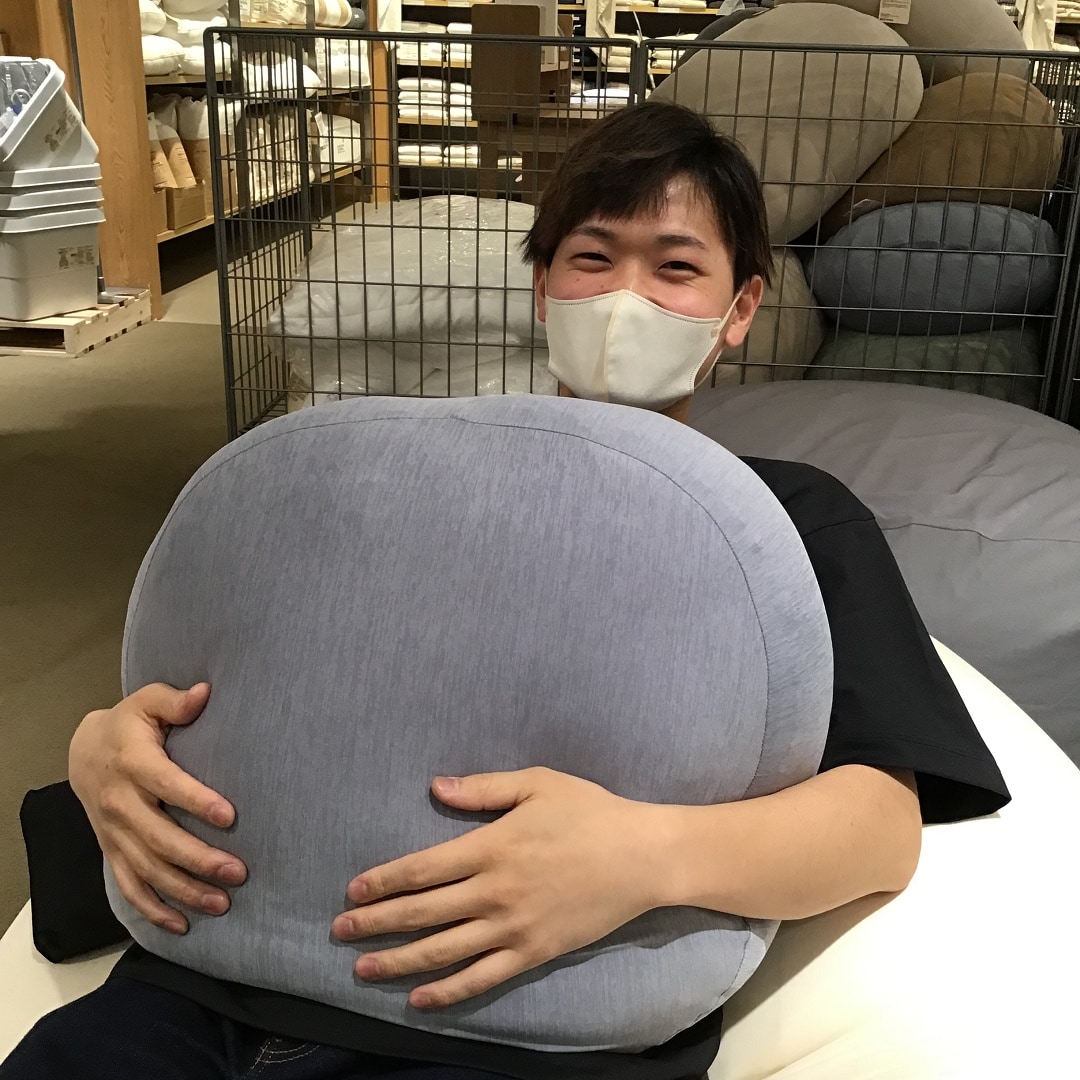 クッションを抱えたスタッフ