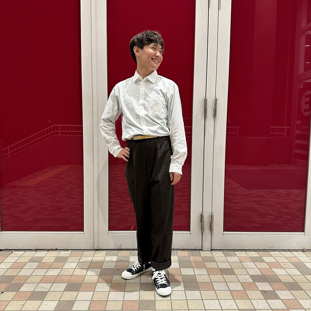 紳士服を着るスタッフ
