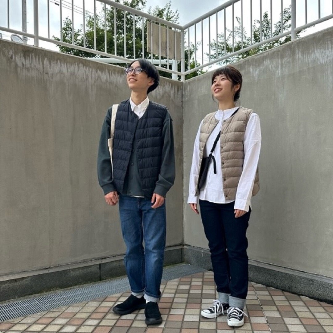 ダウンベストを着る男女スタッフ