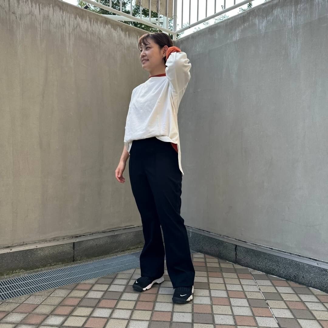 フランネルブラウスを着る女性スタッフ