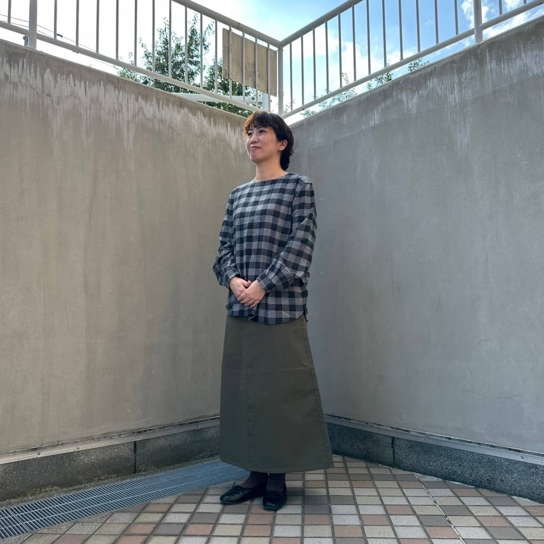 フランネルブラウスを着る女性スタッフ